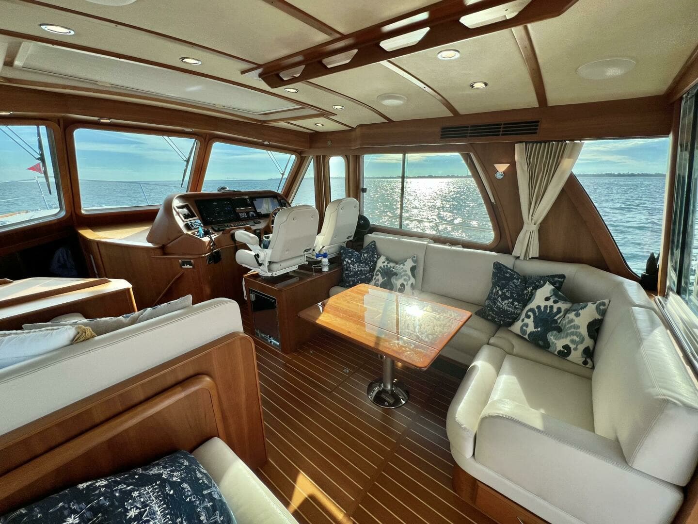 2017 Sabre 48 Salon Express - Image 12