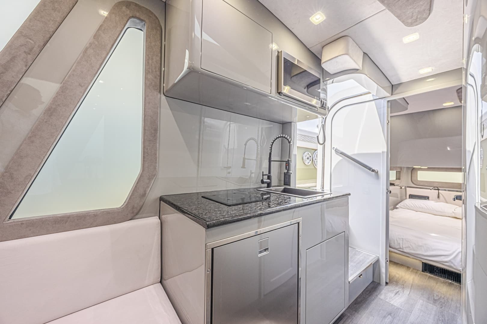 2025 Midnight Express 52 Vitesse - Image 40