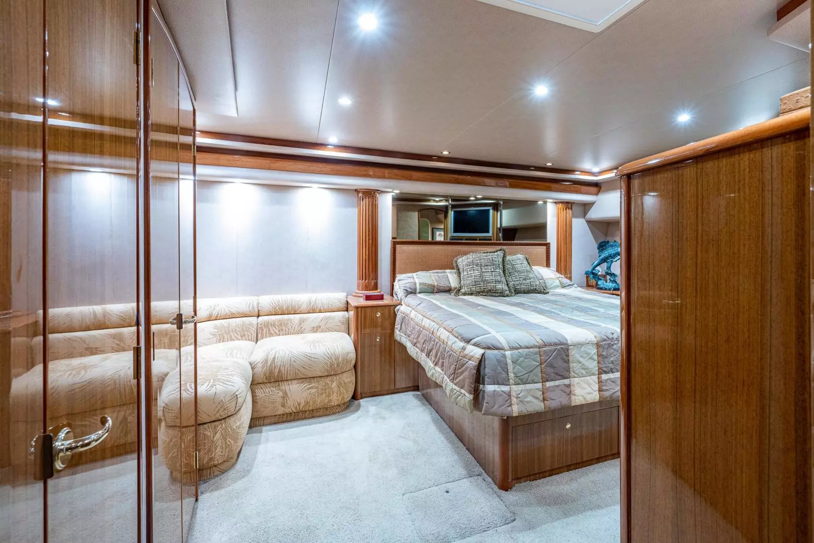 2005 Viking 74 Convertible - Image 11