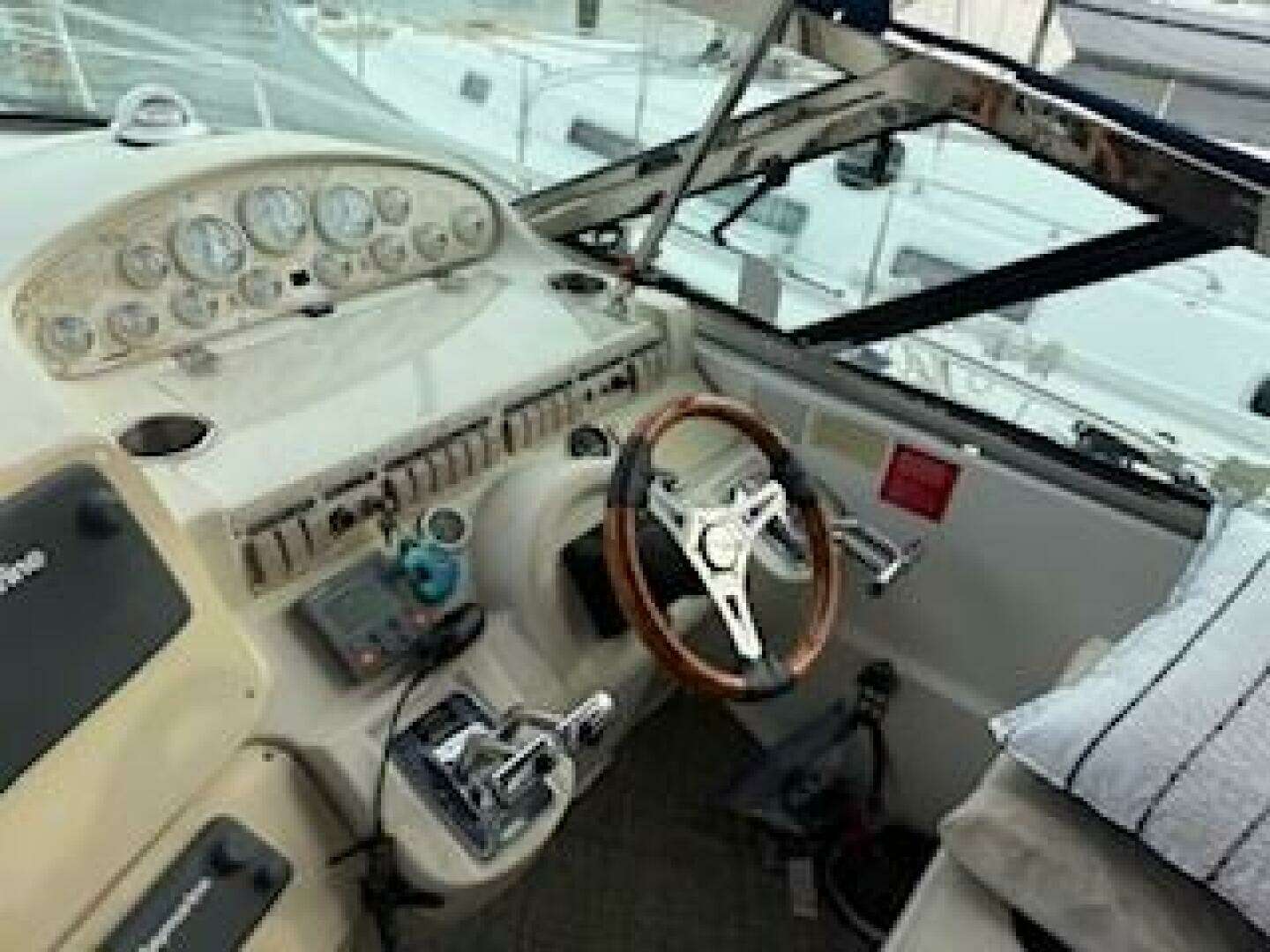 1998 Cruisers Yachts 4270 - Image 12