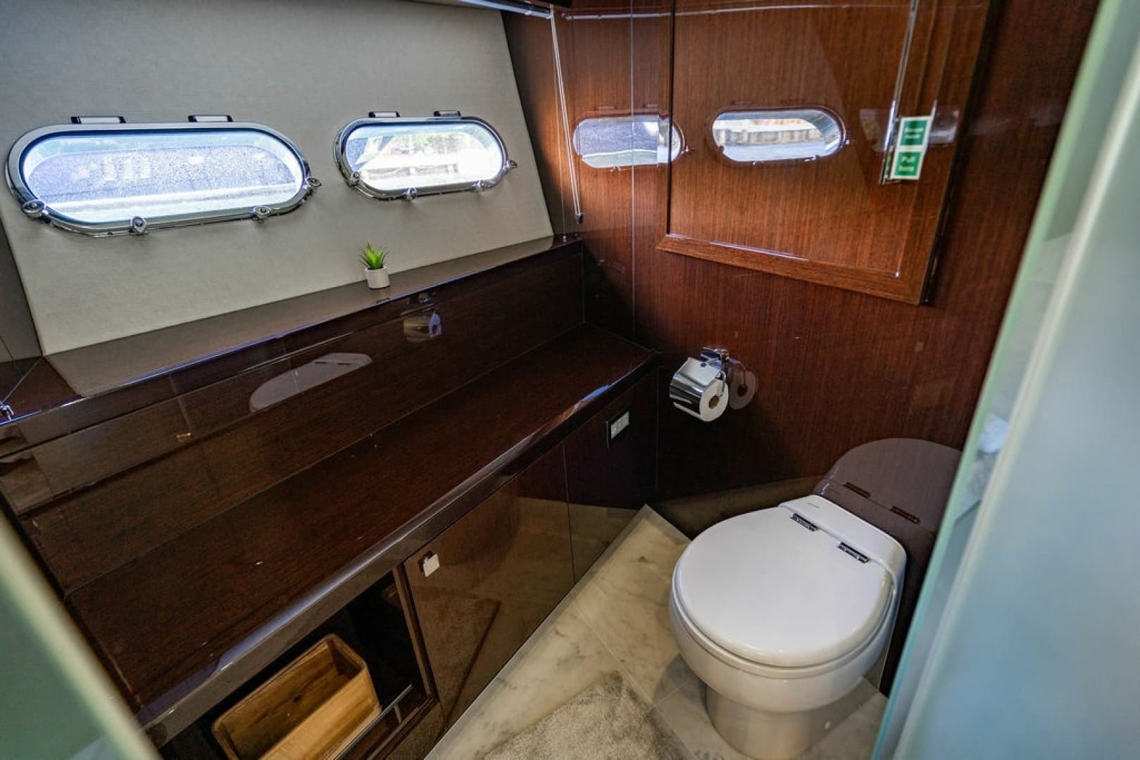 2019 Sunseeker 95 Motor Yacht - Image 60
