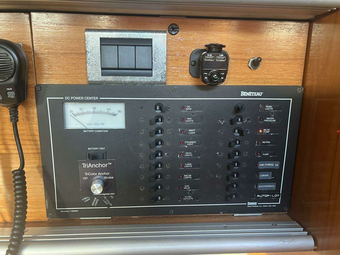 1990 Beneteau — - Image 25