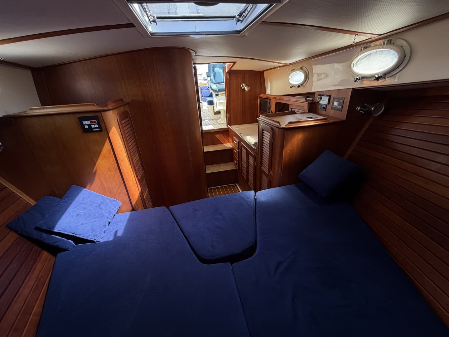2009 Hinckley Picnic Boat 37 MKIII - Image 17