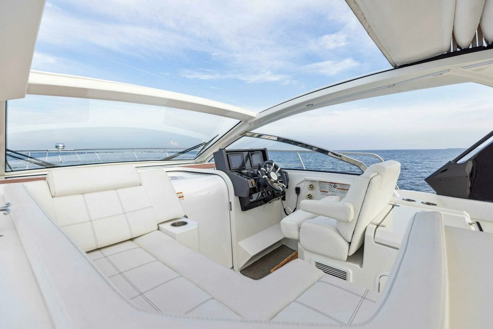 2015 Cruisers Yachts 390 Express Coupe - Image 19