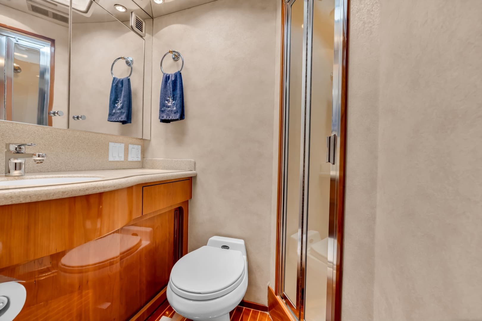 2001 Hatteras 55 Convertible - Image 21