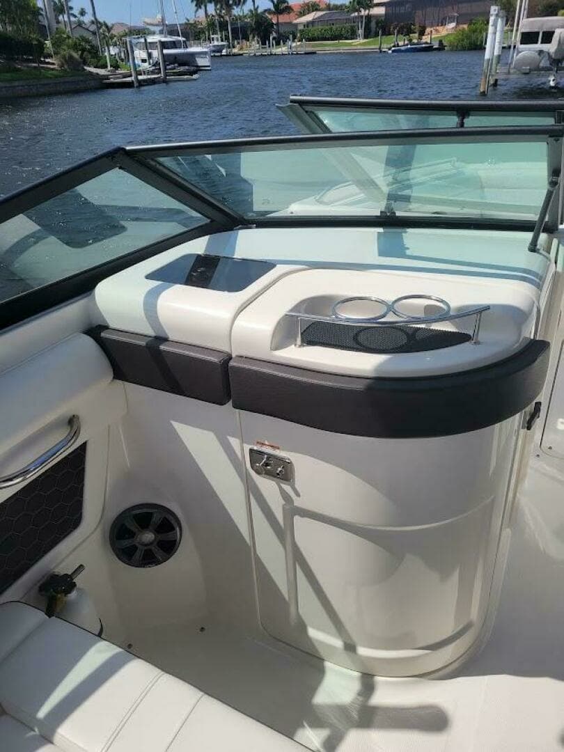 2019 Sea Ray SDX 270 Outboard - Image 6