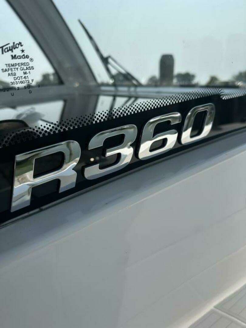 2023 Robalo R360 - Image 28