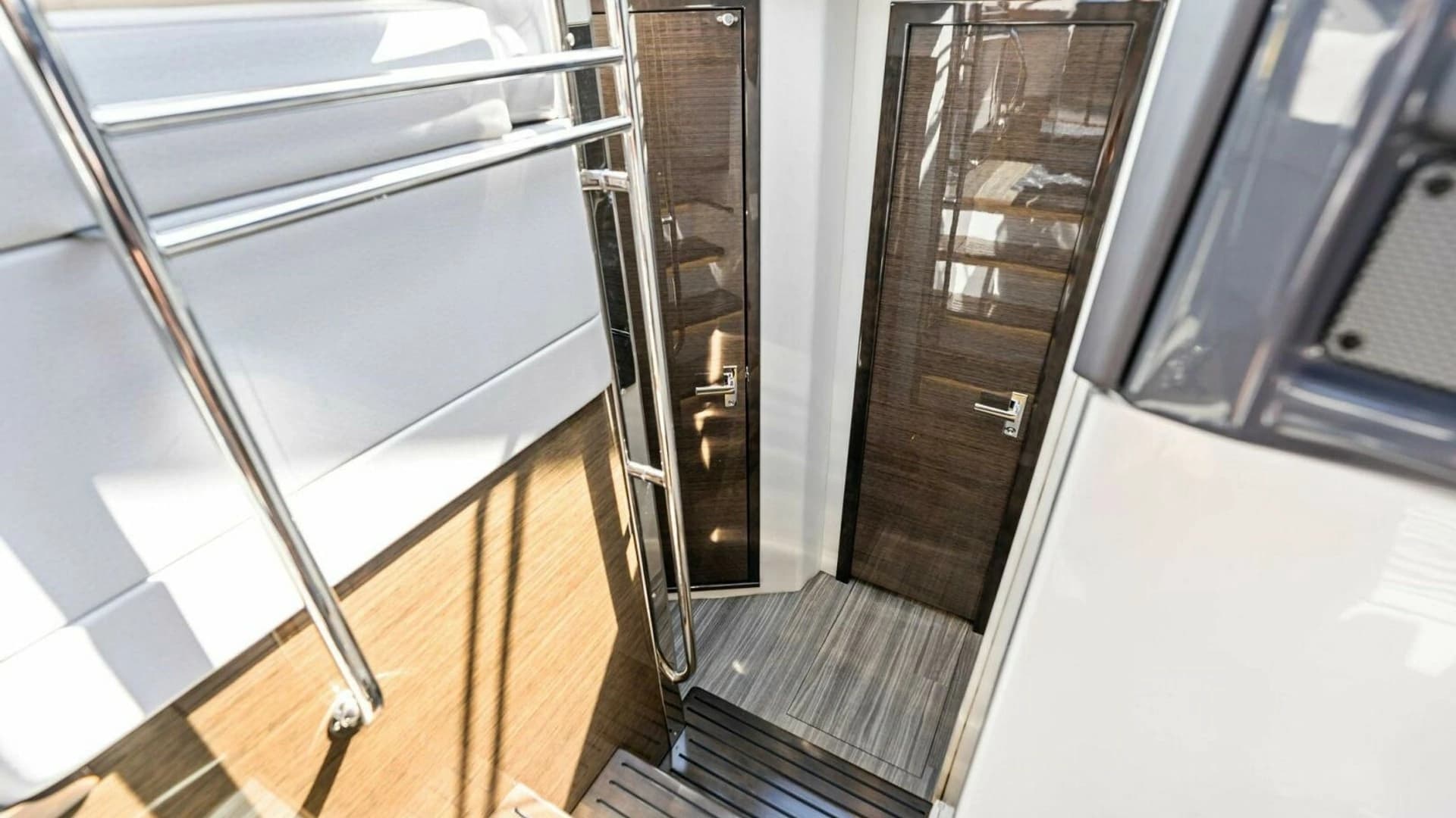 2019 Cruisers Yachts 45 Cantius - Image 55