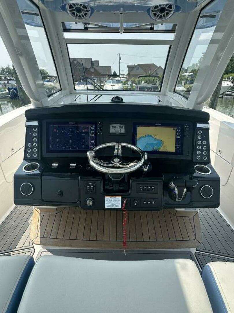 2023 Robalo R360 - Image 13