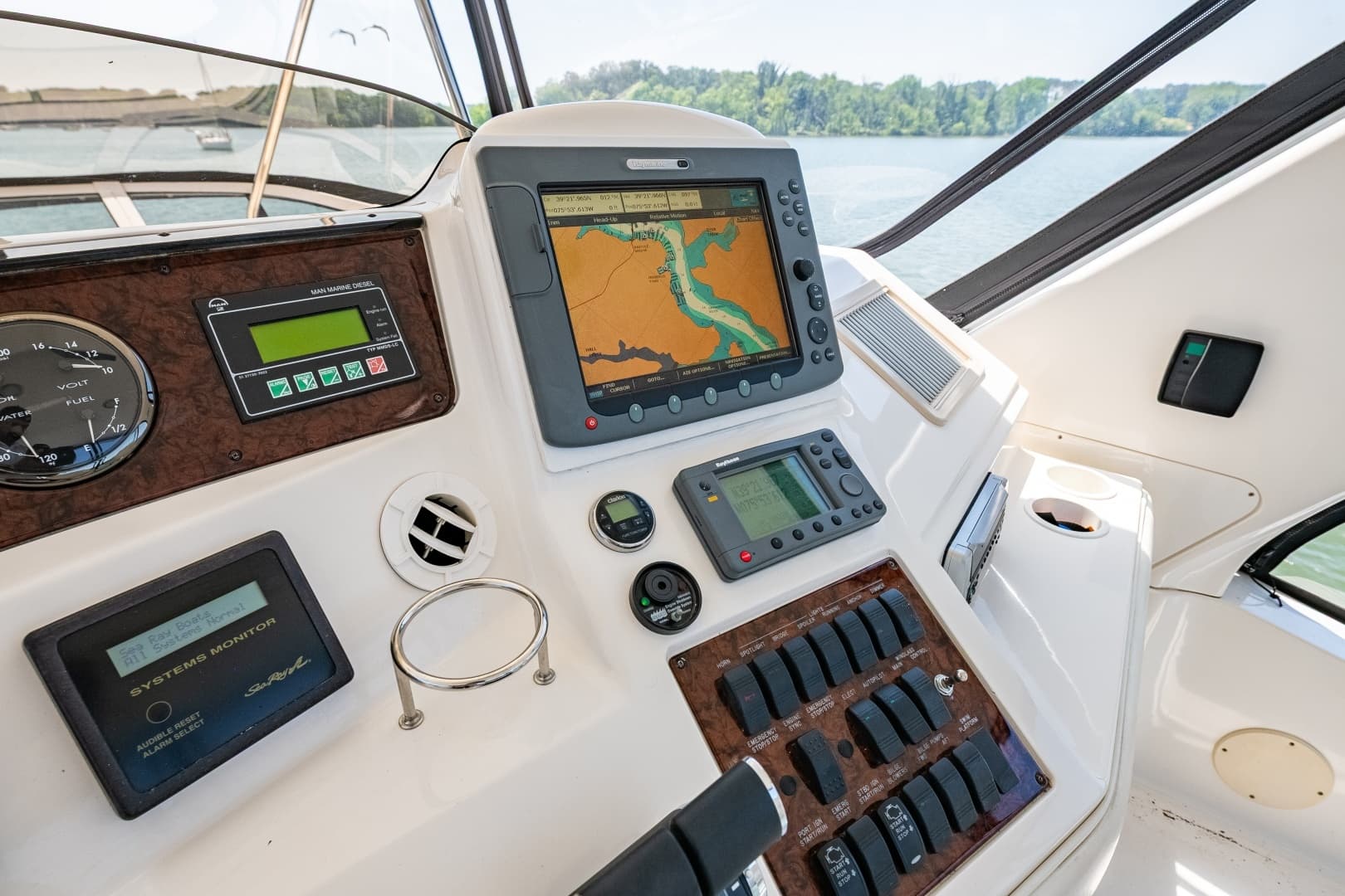 2003 Sea Ray 480 Sedan Bridge - Image 48