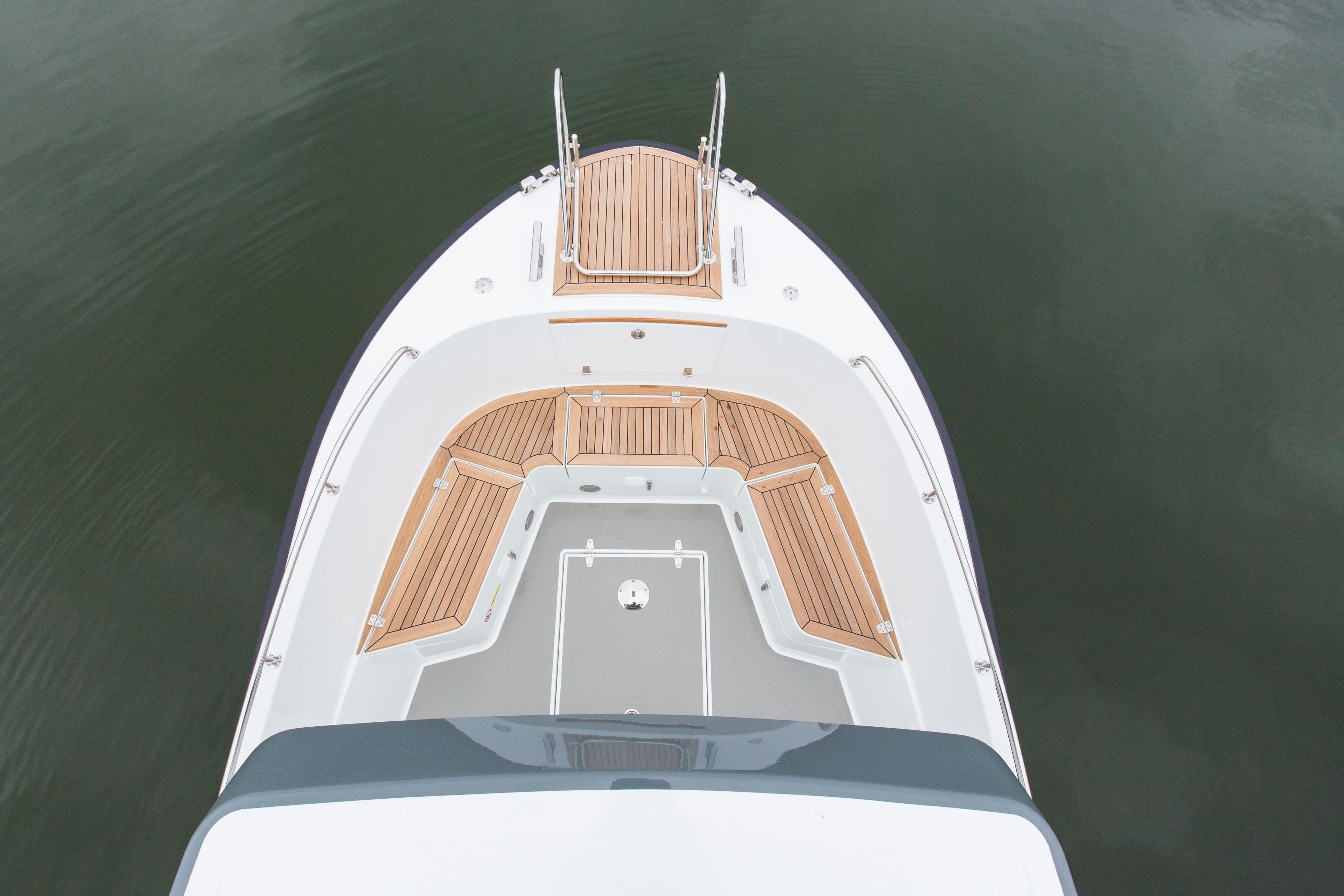 Targa 23.1 (2026) boat deck with wooden seating, viewed from above.
