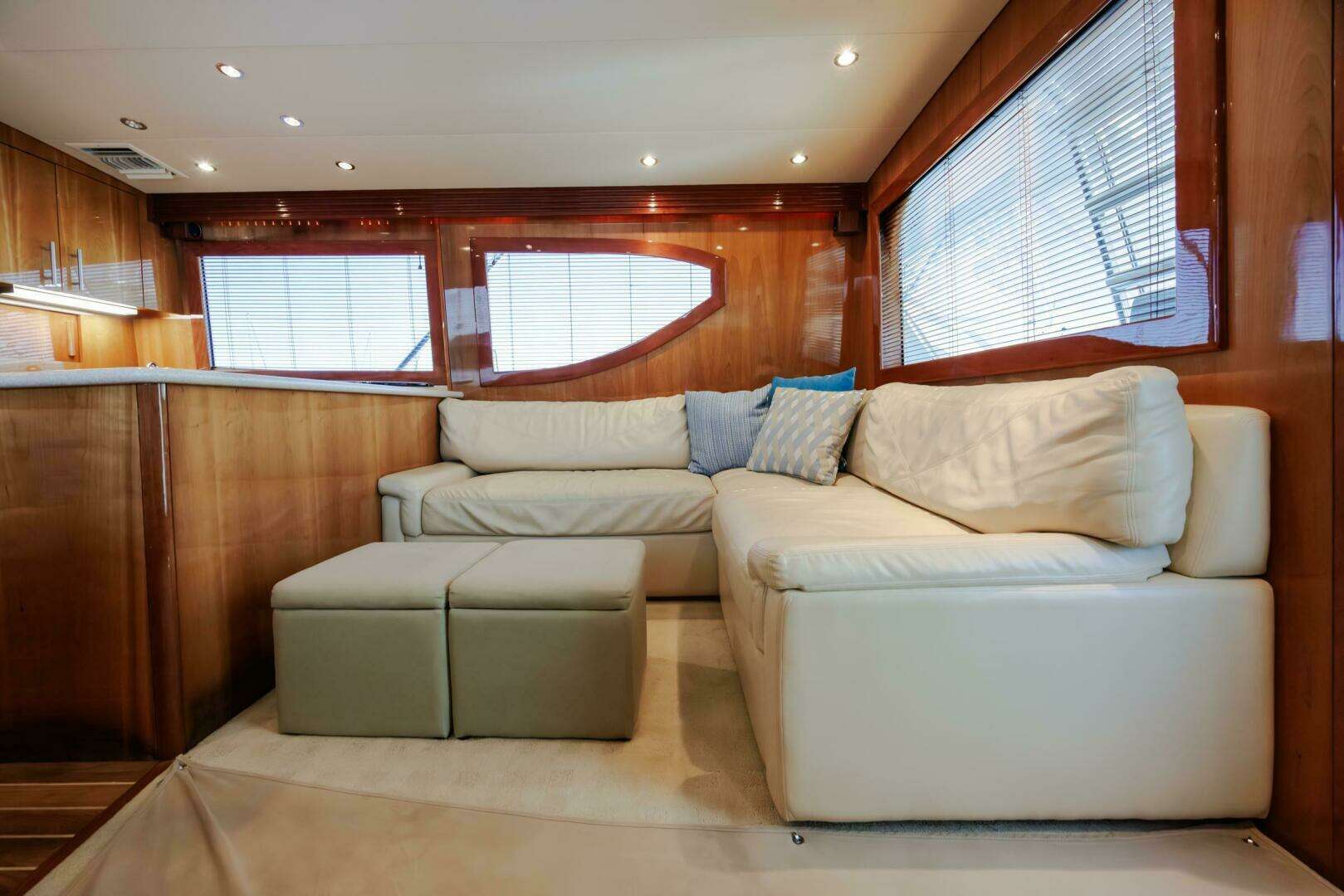 2005 Hatteras 50 Convertible - Image 20