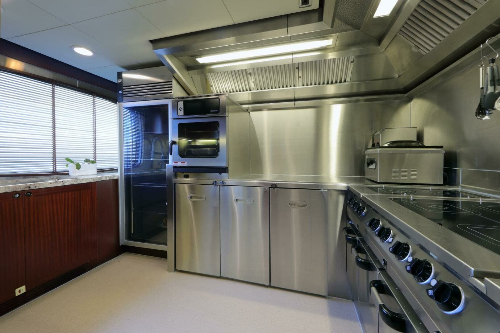 2008 Hakvoort Twin Screw - Image 33
