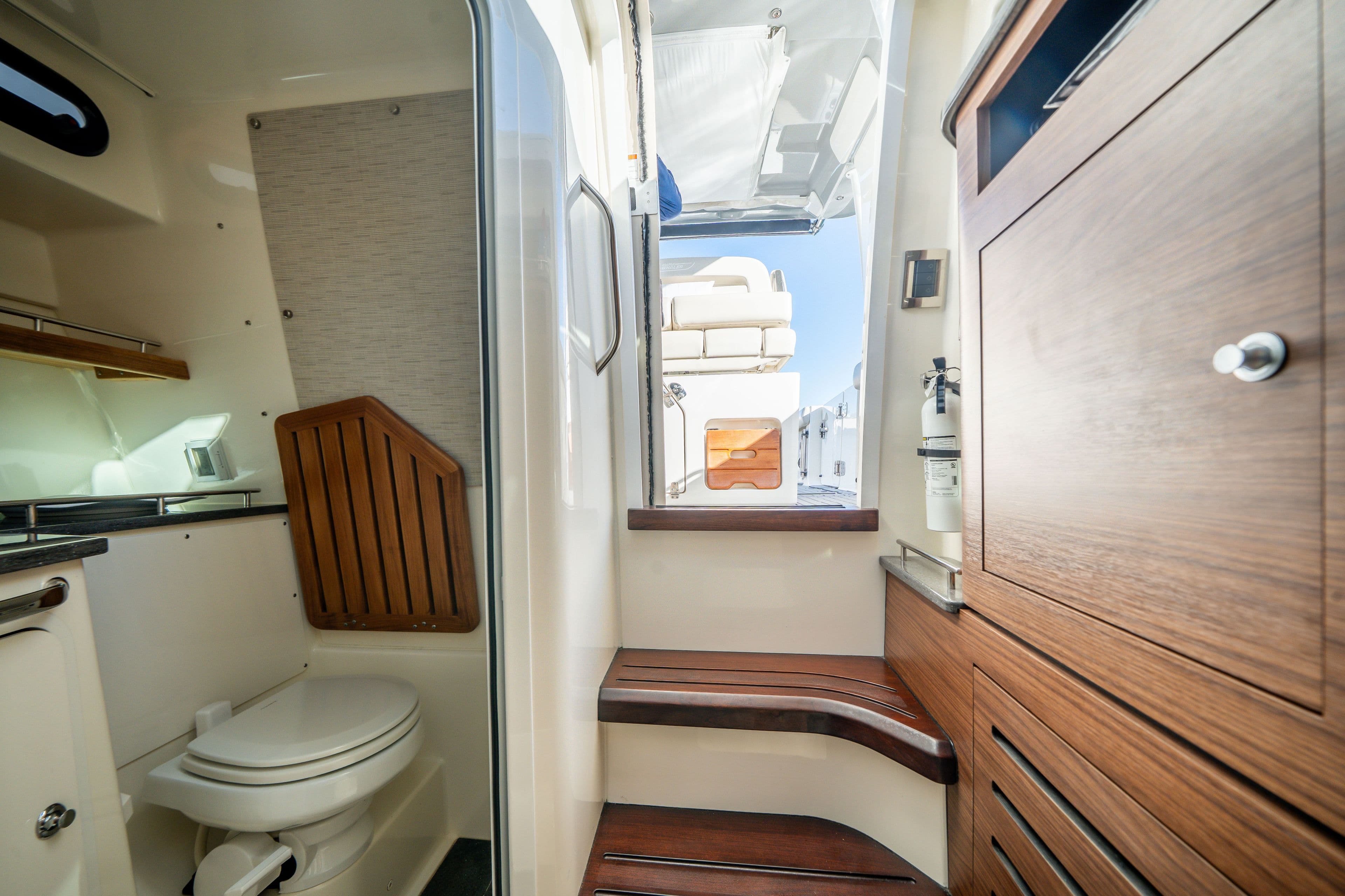 2021 Boston Whaler 350 Realm - 12