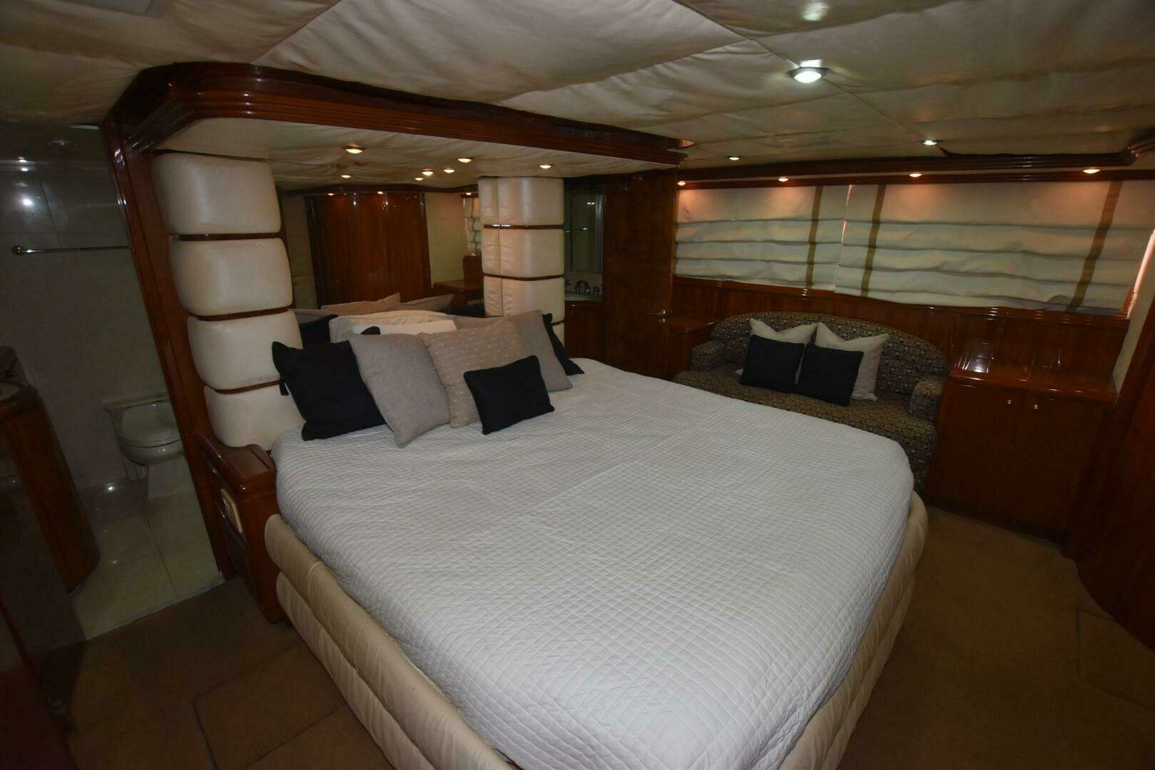 1998 Hatteras 74 Sportdeck - Image 9