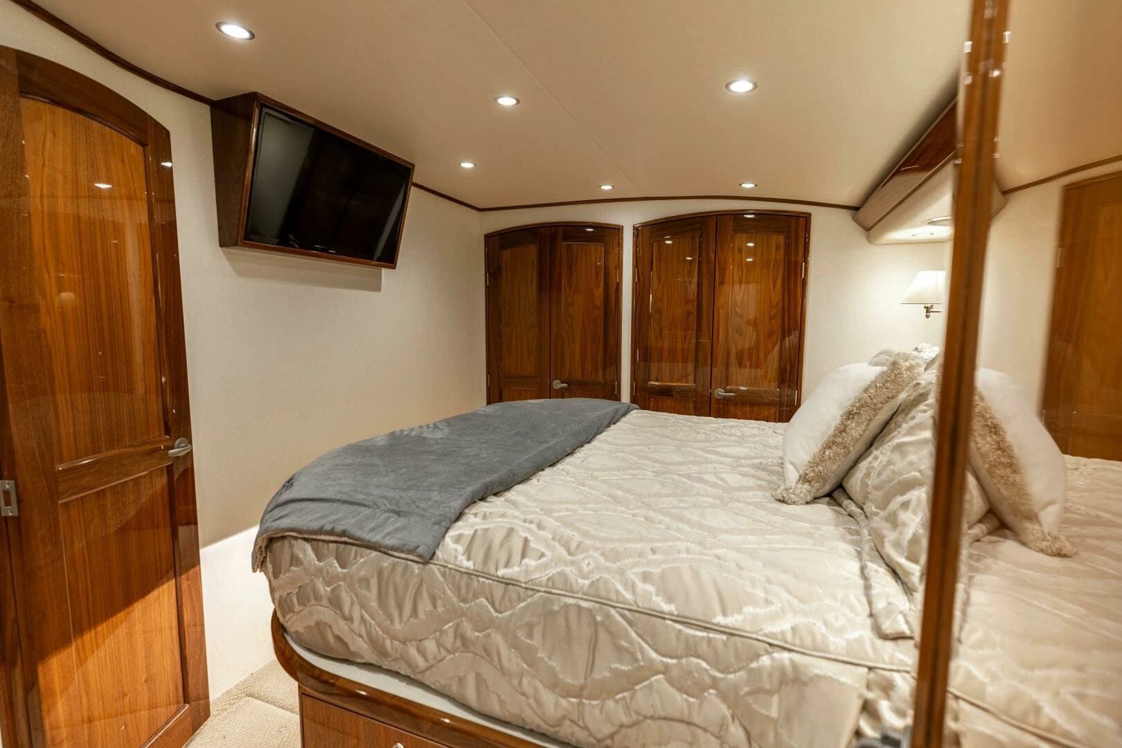 2020 Viking 62 Convertible - Image 16