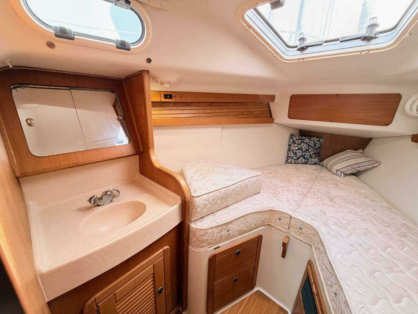 2001 Catalina 380 - Image 40