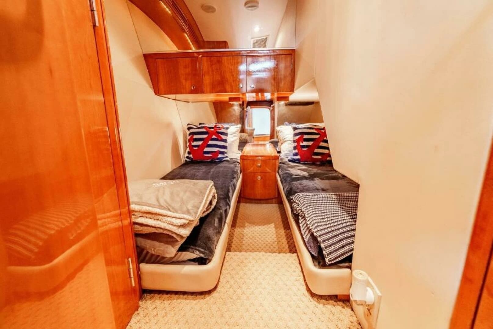 2004 Hatteras 54 Convertible - Image 25