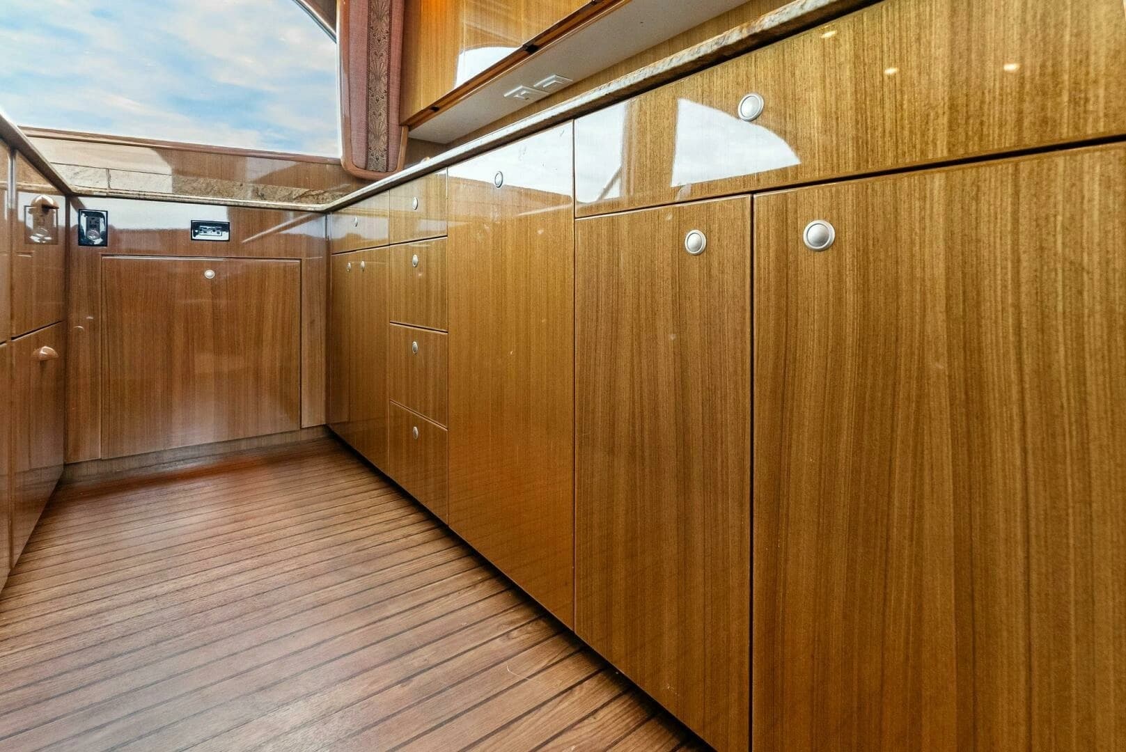 2006 Viking 61 Convertible - Image 14