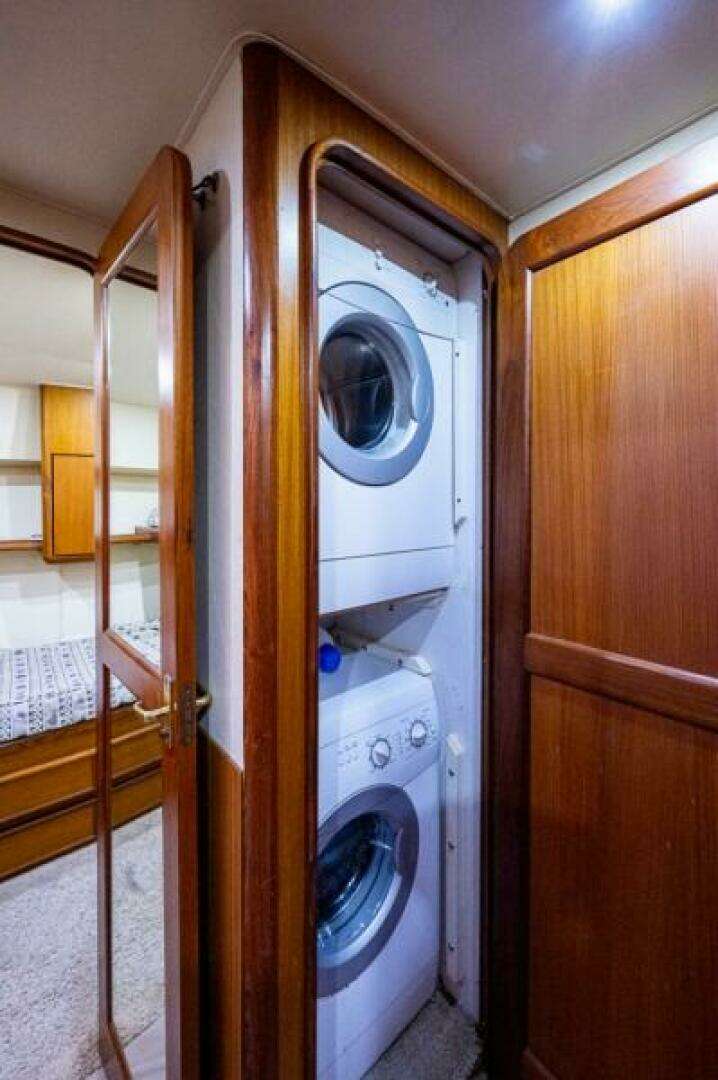 1999 Ocean Yachts 60 Convertible - Image 32