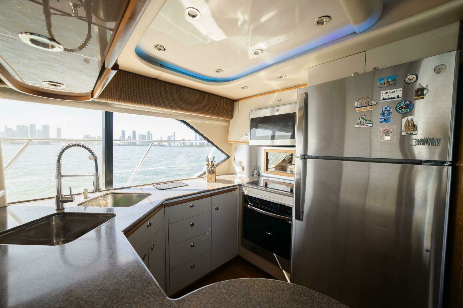 1999 Bayliner 5788 - Image 21