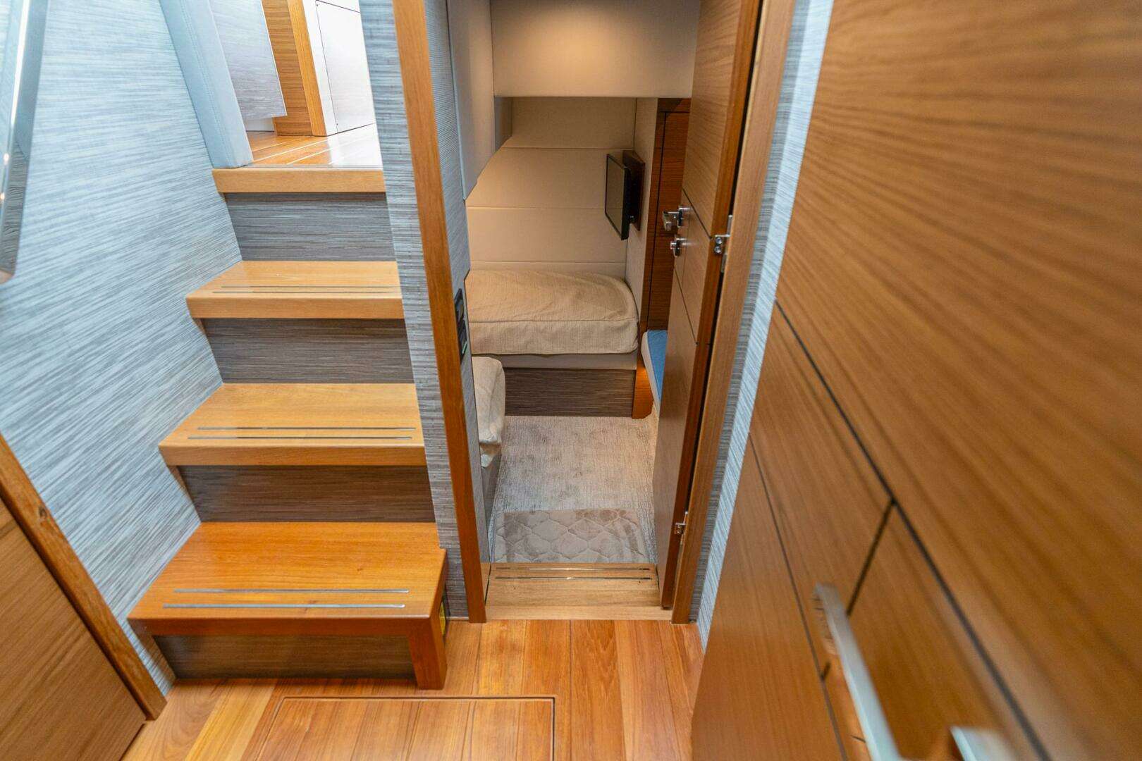 2021 Tiara Yachts 4400 Flybridge - Image 36
