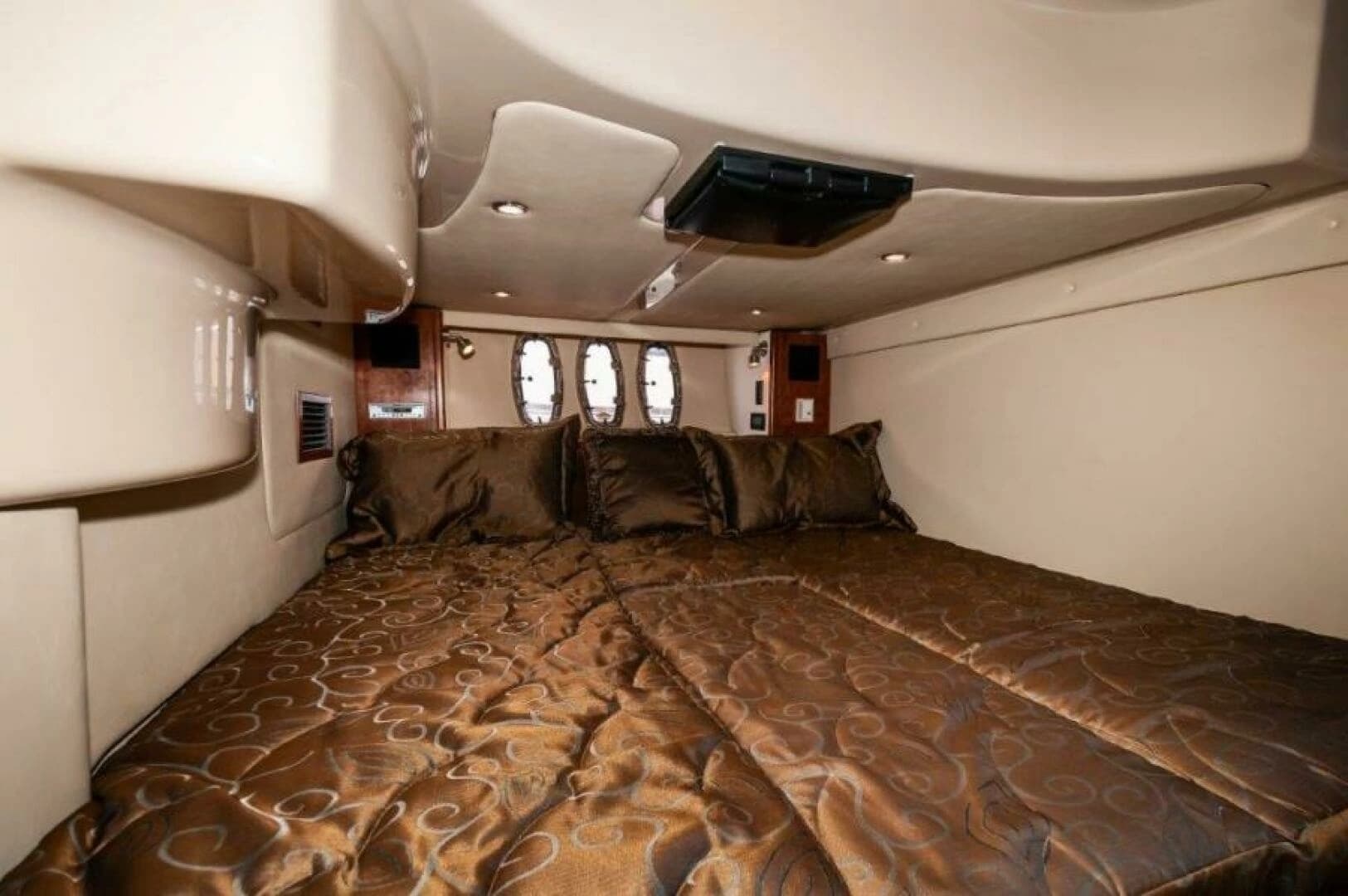 2006 Cruisers Yachts 477 Sport Sedan - Image 18