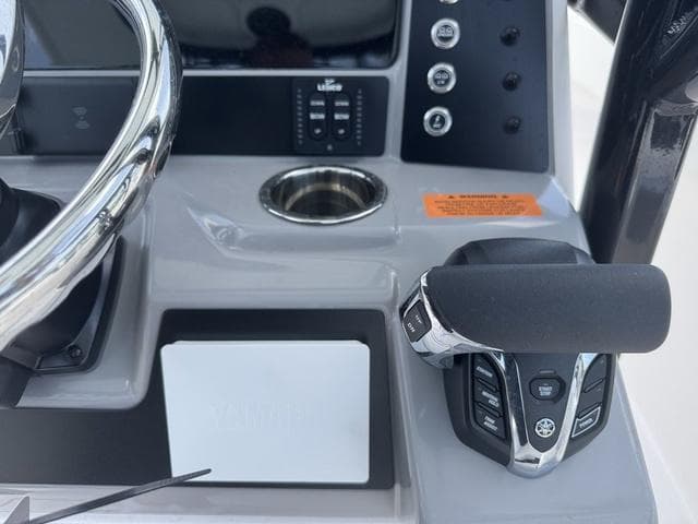 2025 Robalo R232 Explorer - 13