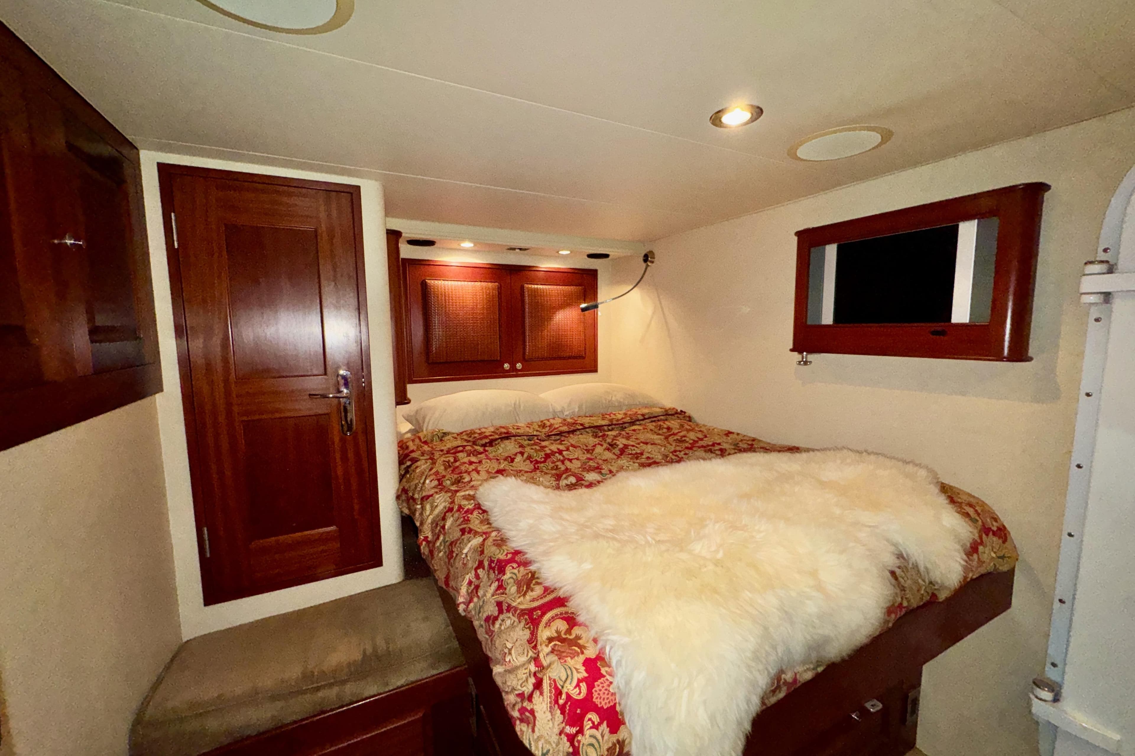 Stephens 85 Midship Crew / Guest Cabin