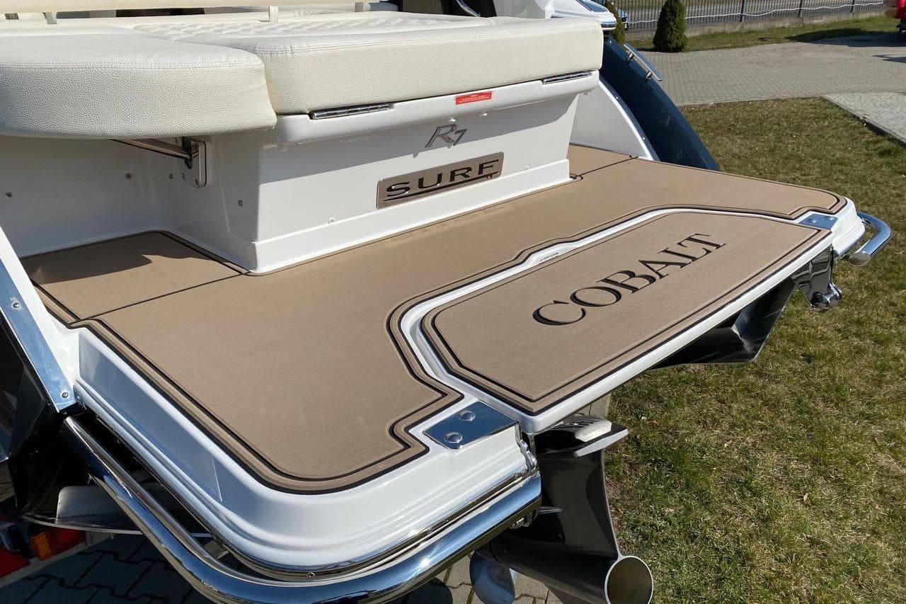 2020 Cobalt R7 Surf boat swim platform with cushioned seating and branded mat.
