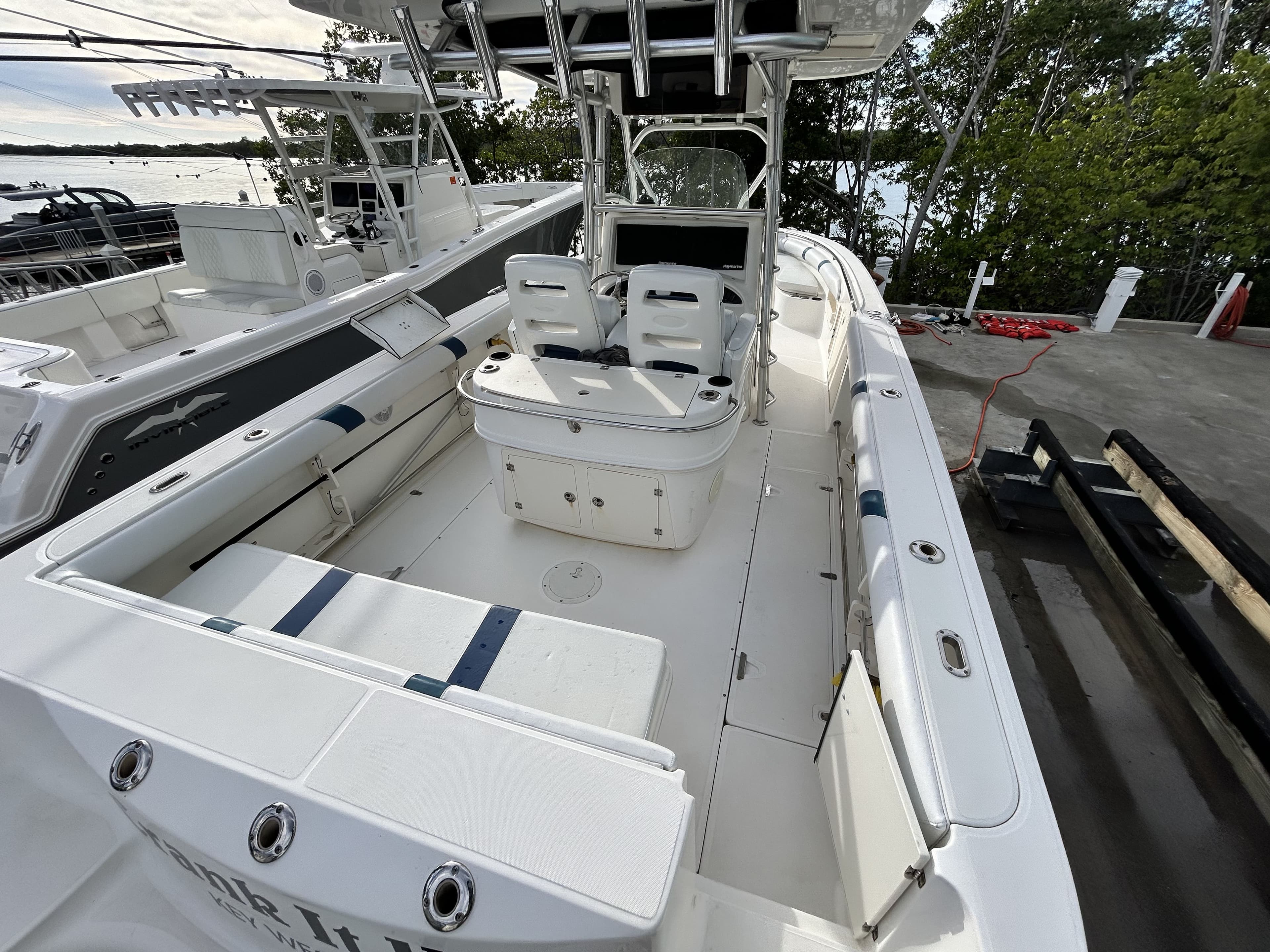 2006 Boston Whaler 320 Outrage - 9