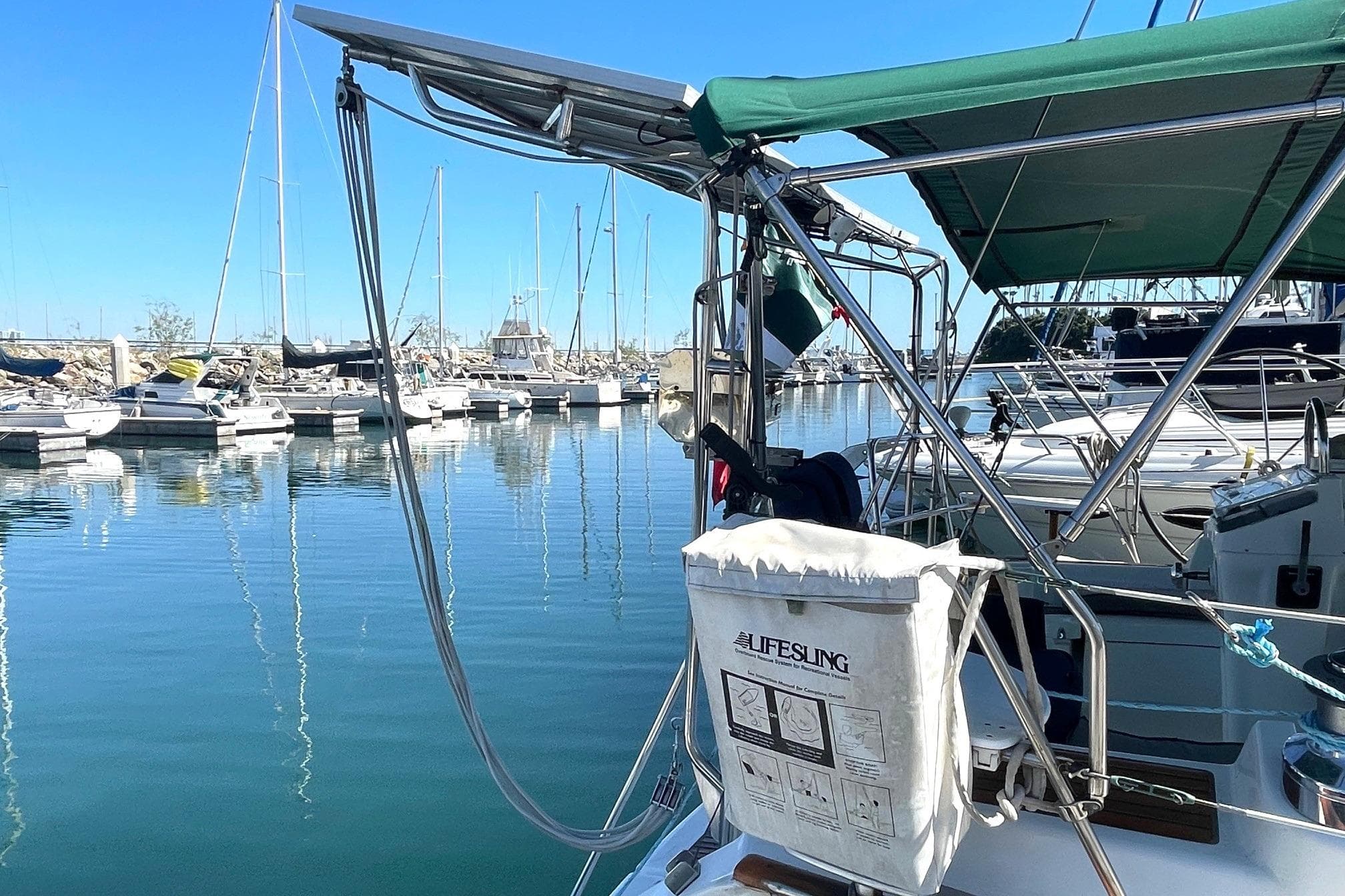 Sailboat Beneteau 423 (2007) docked in marina with lifesling visible.