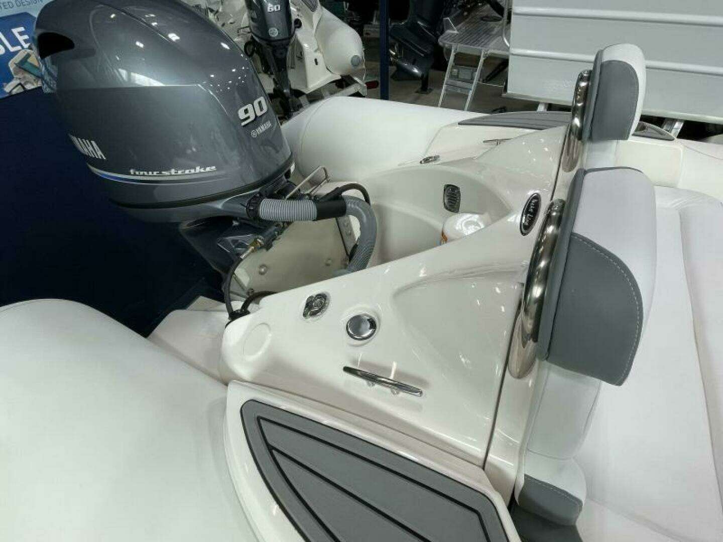 2025 Zodiac Yachtline 490 Deluxe NEO - Image 9
