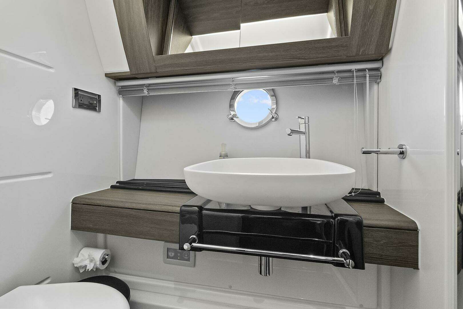 2021 Fairline Squadron 68 - Image 37