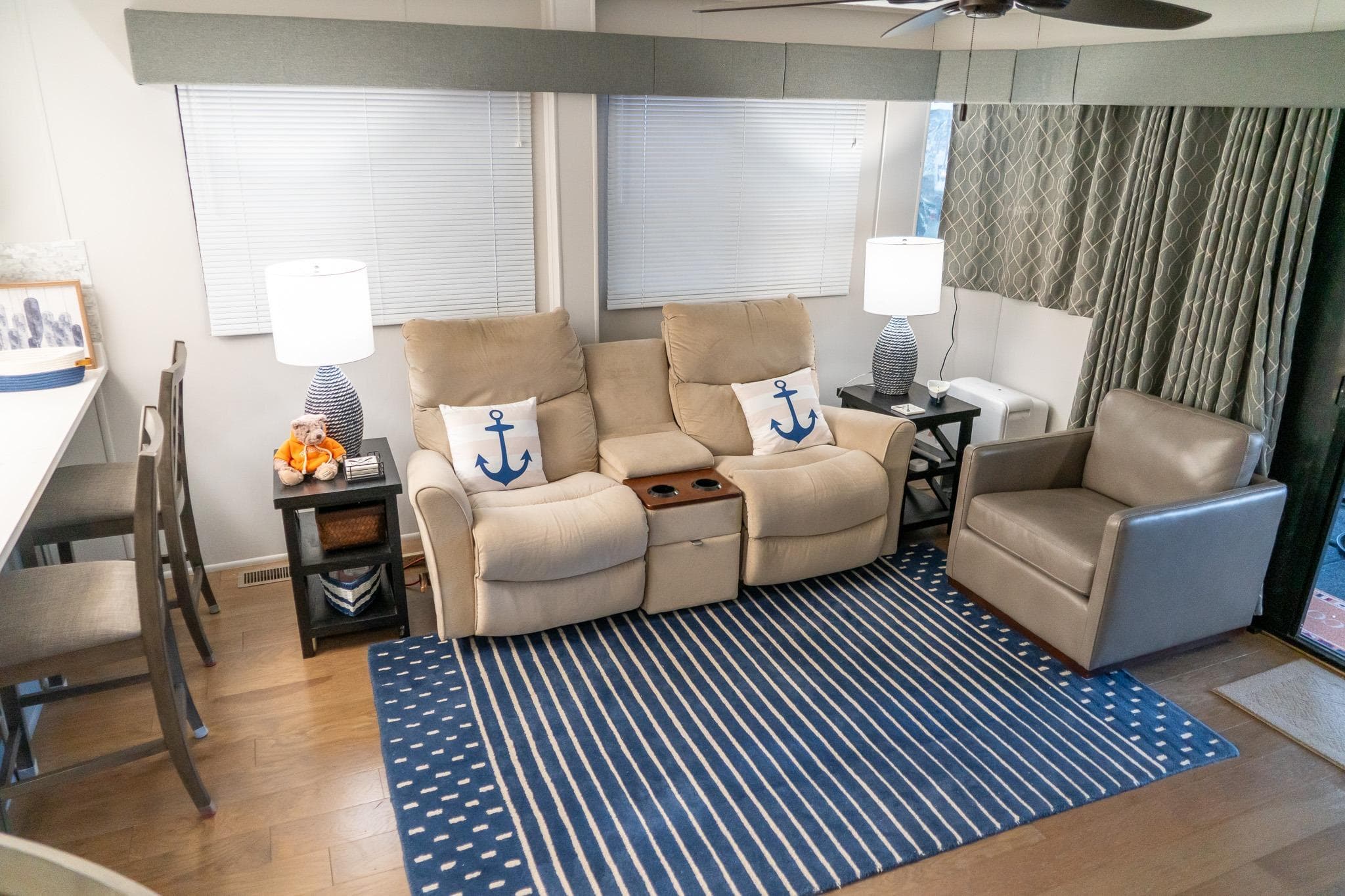Cozy living area in 1996 Lakeview houseboat with nautical decor and comfortable seating.