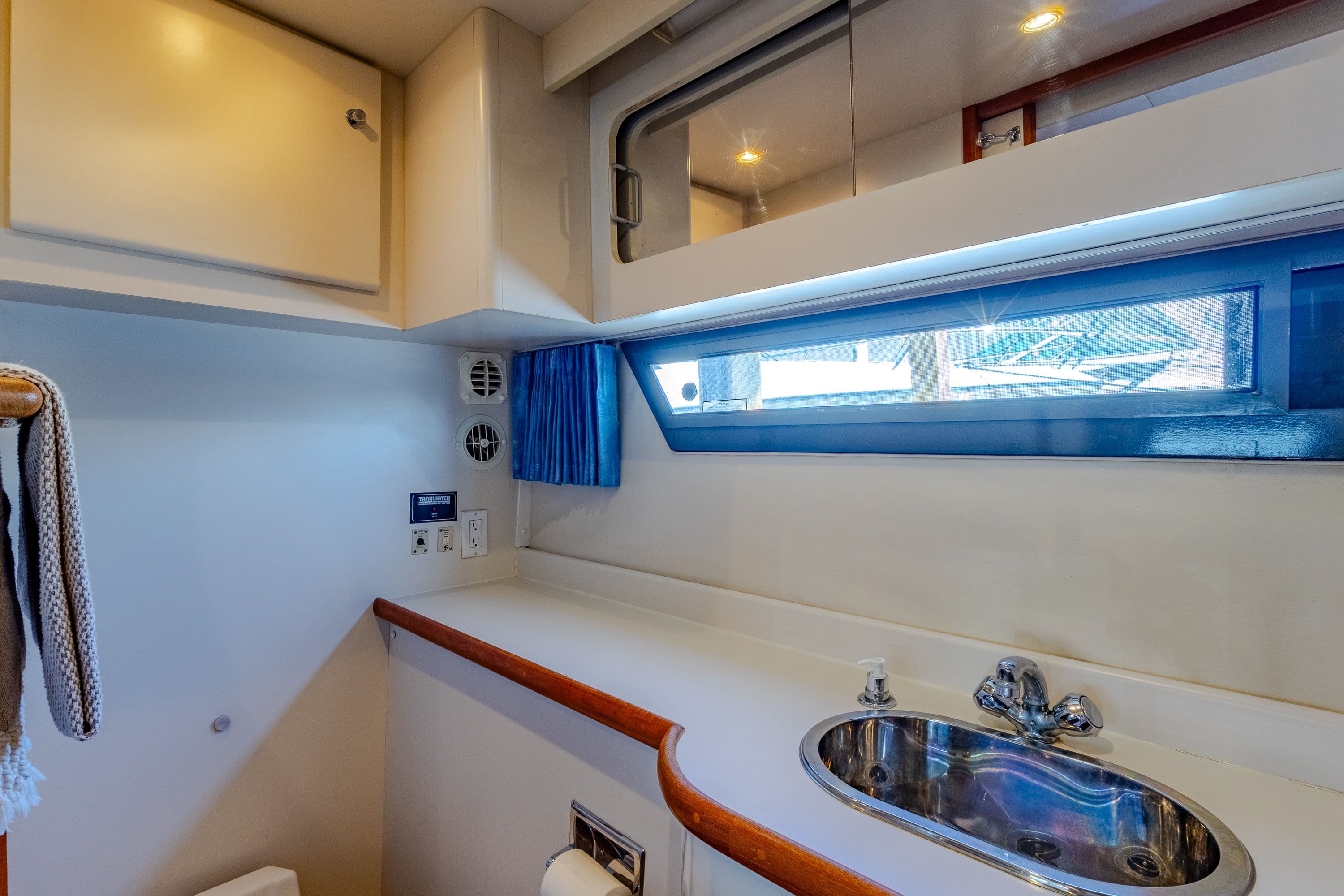 1994 Carver 440 Aft Cabin Motor Yacht - 22
