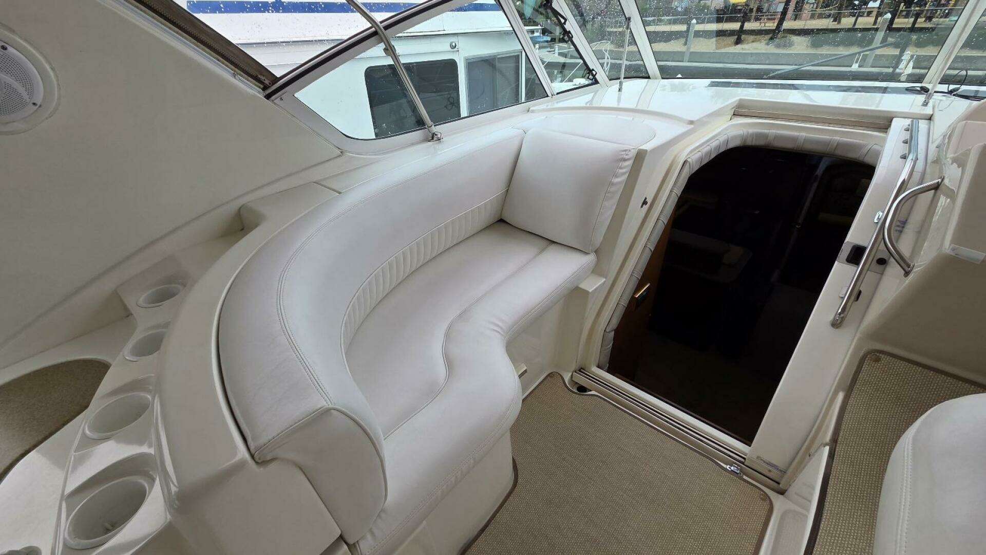 2000 Cruisers Yachts 4450 Express Motor Yacht - Image 17