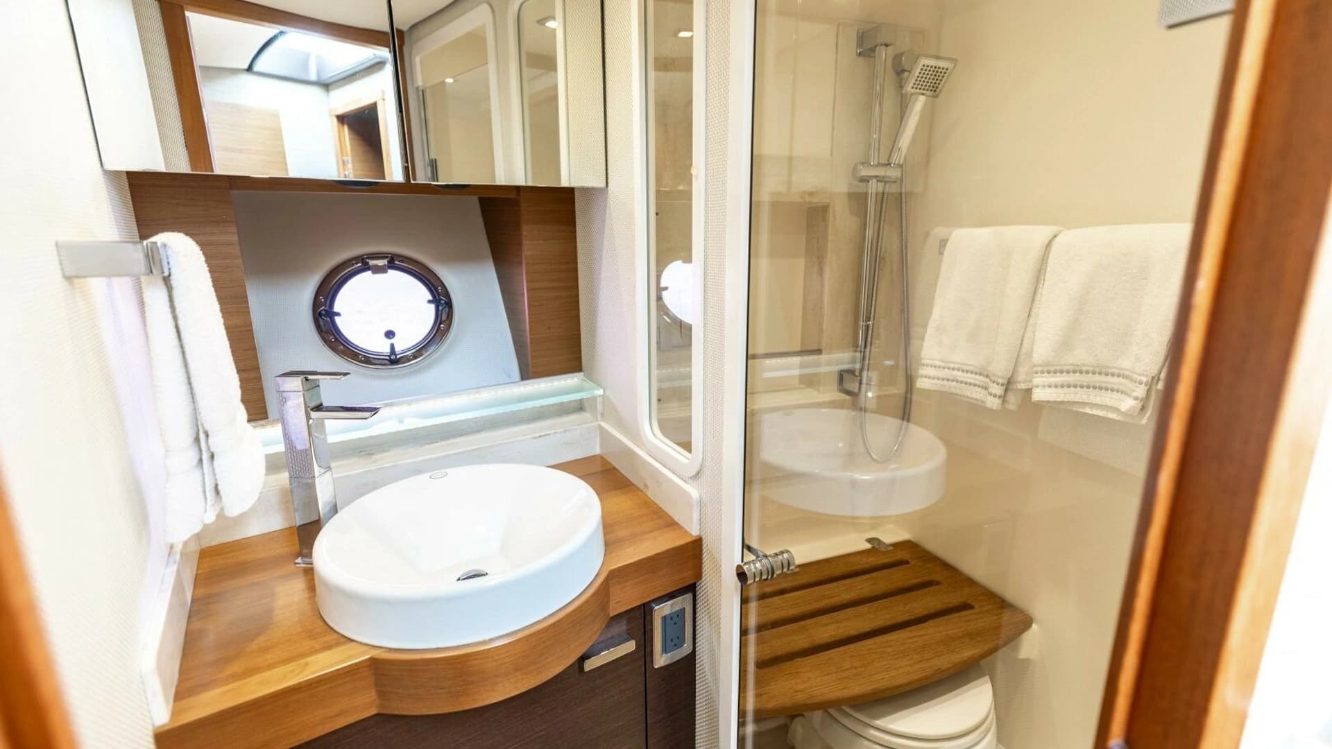 2015 Tiara Yachts 44 Coupe - Image 17