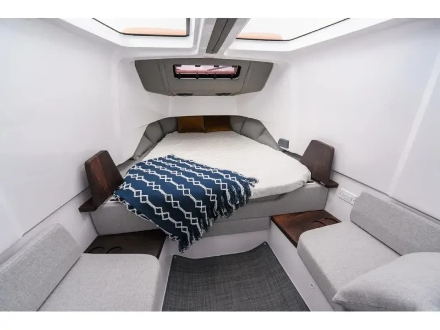 2022 Axopar 37 XC CROSS CABIN - Image 24
