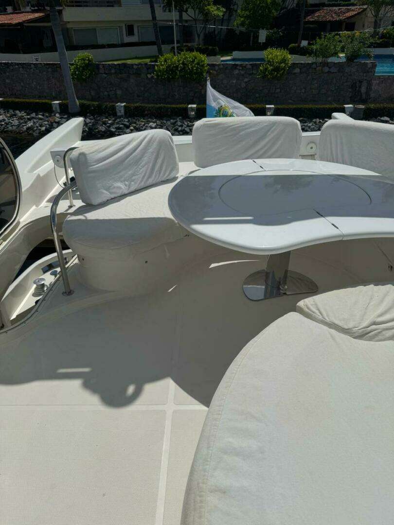 2001 Azimut 68 Plus - Image 10