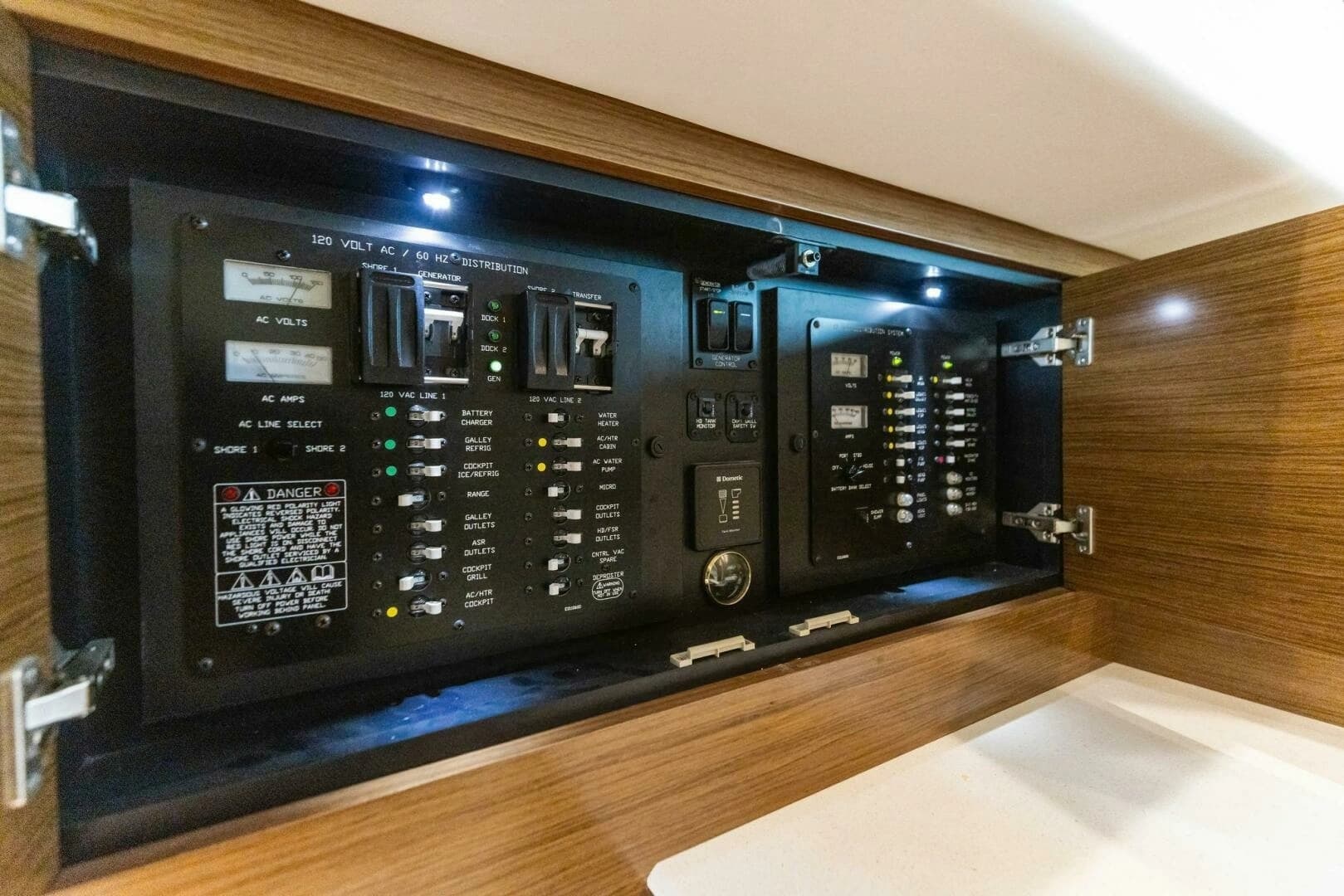 2015 Cruisers Yachts 390 Express Coupe - Image 33