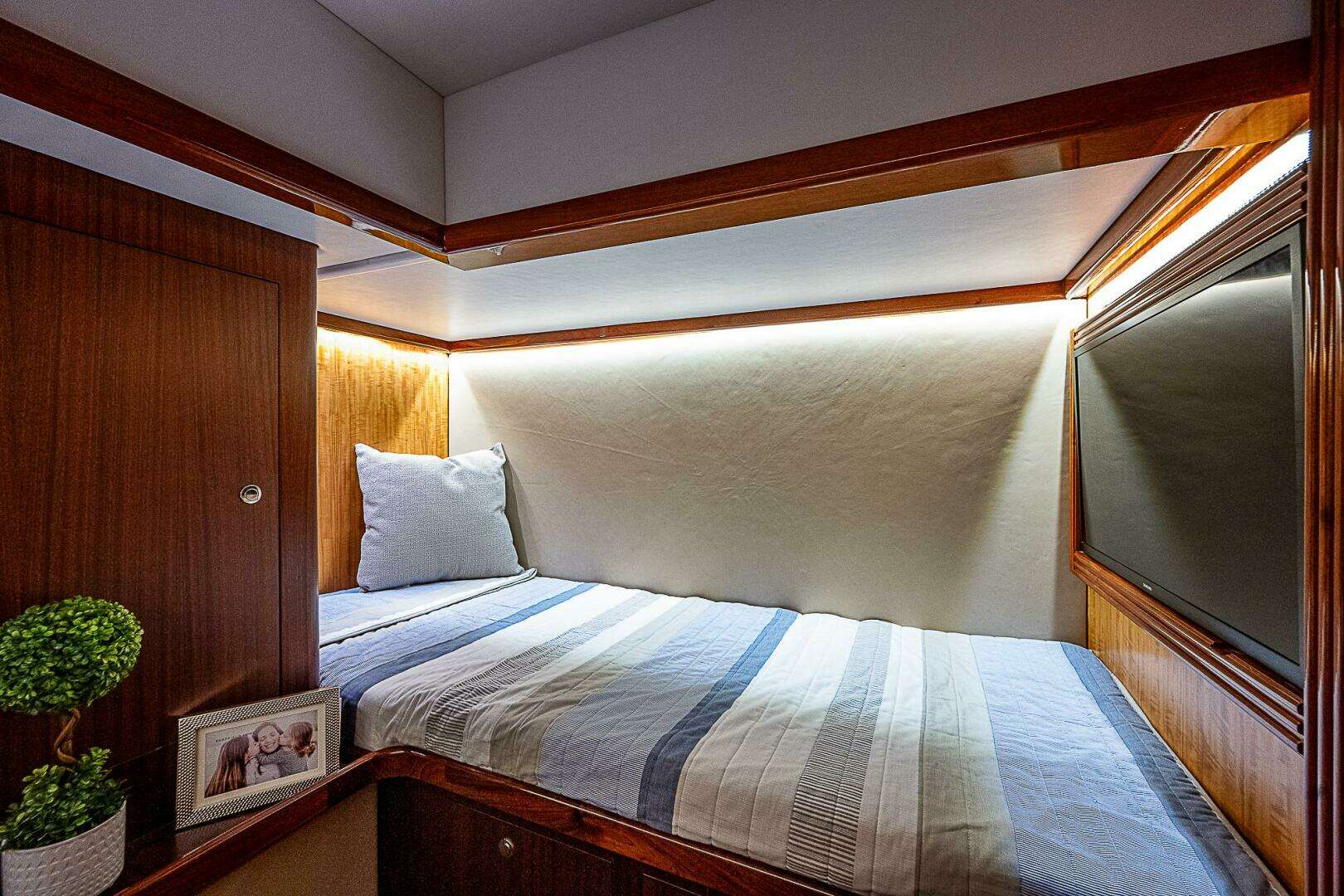 2022 Maverick 50 Sport Yacht - Image 18