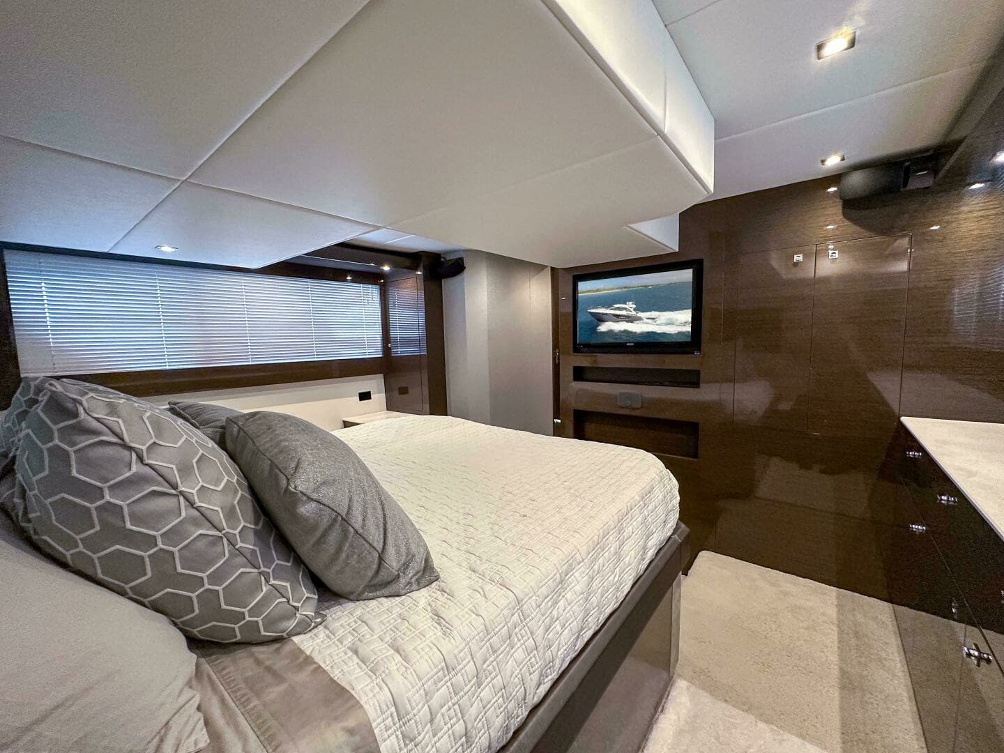 2019 Cruisers Yachts 50 Cantius - Image 18