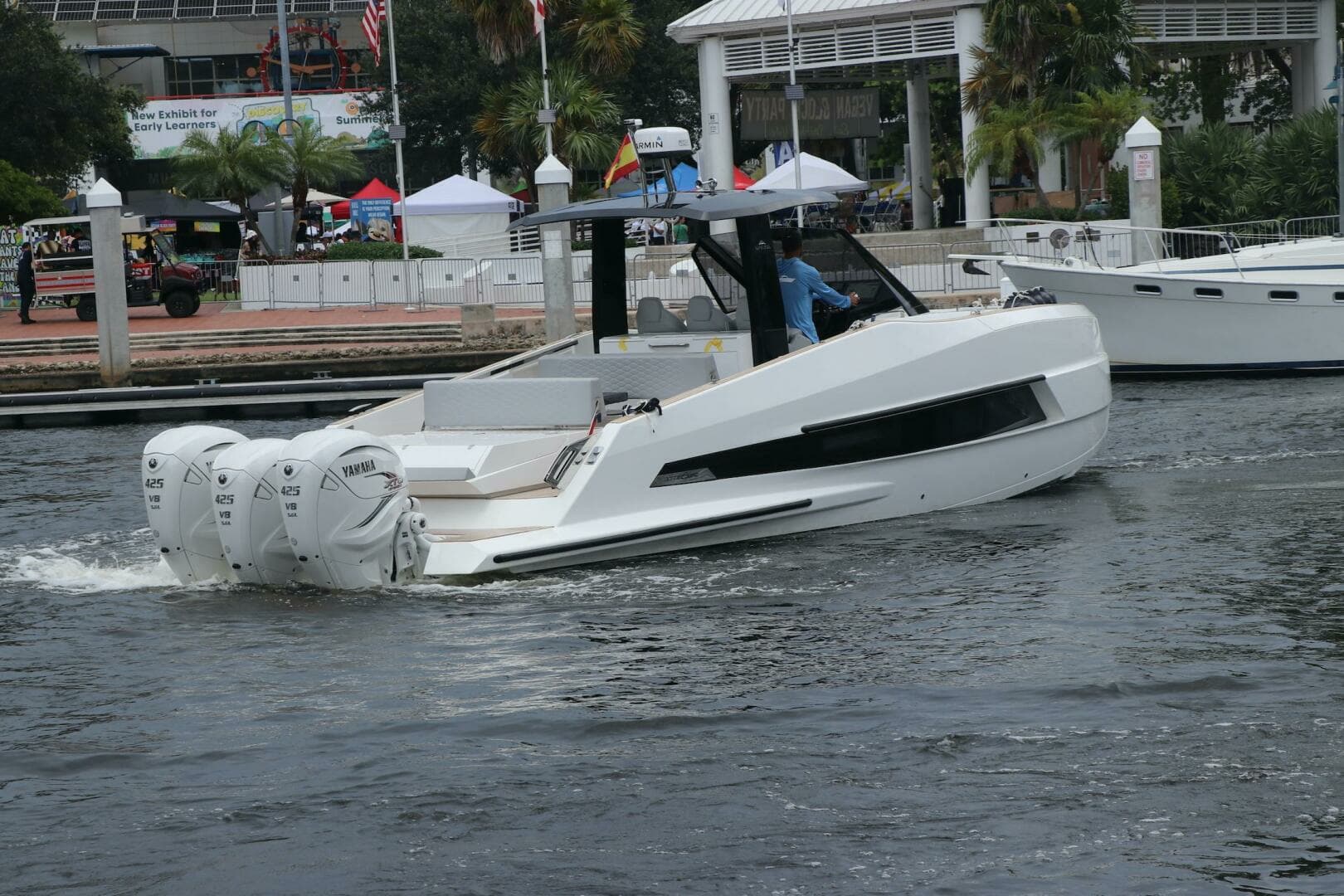 2024 Astondoa 377 Coupe Outboard - Image 5