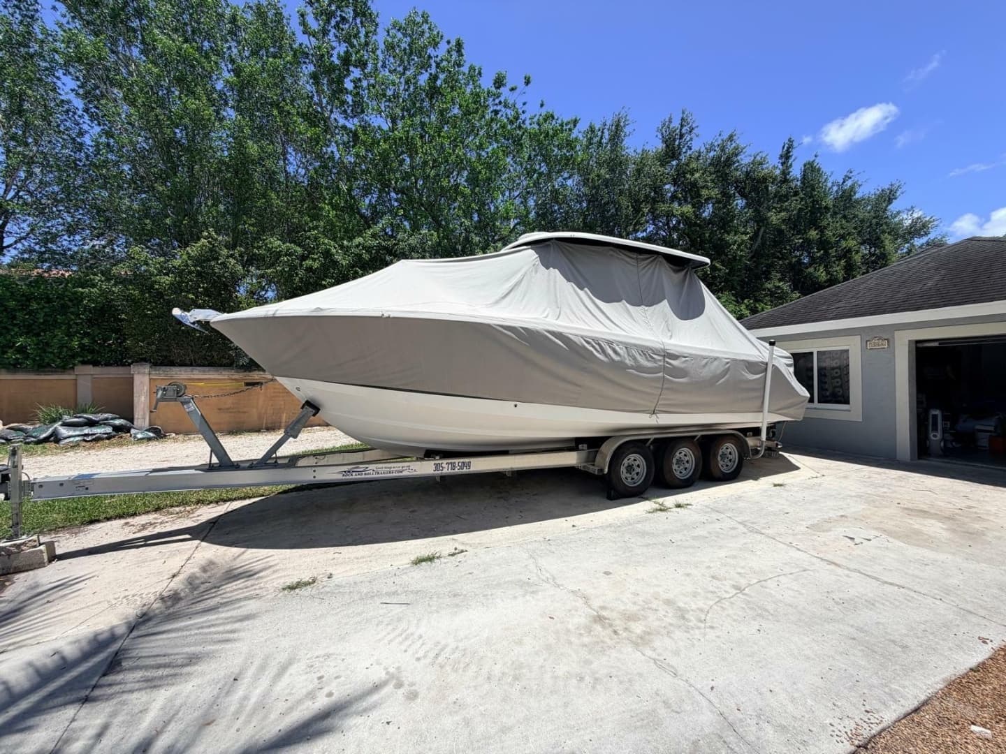2022 Robalo R302 Center Console - Image 2