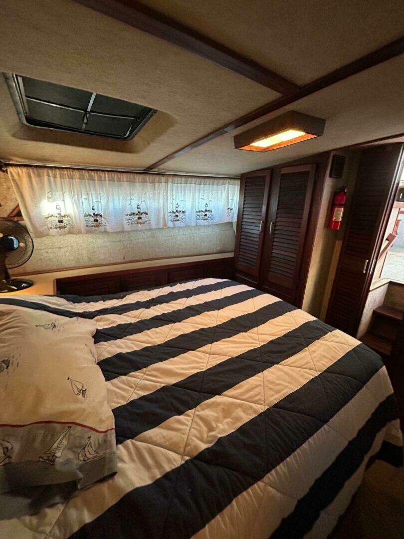 1982 Silverton 40 Aft Cabin - Image 13