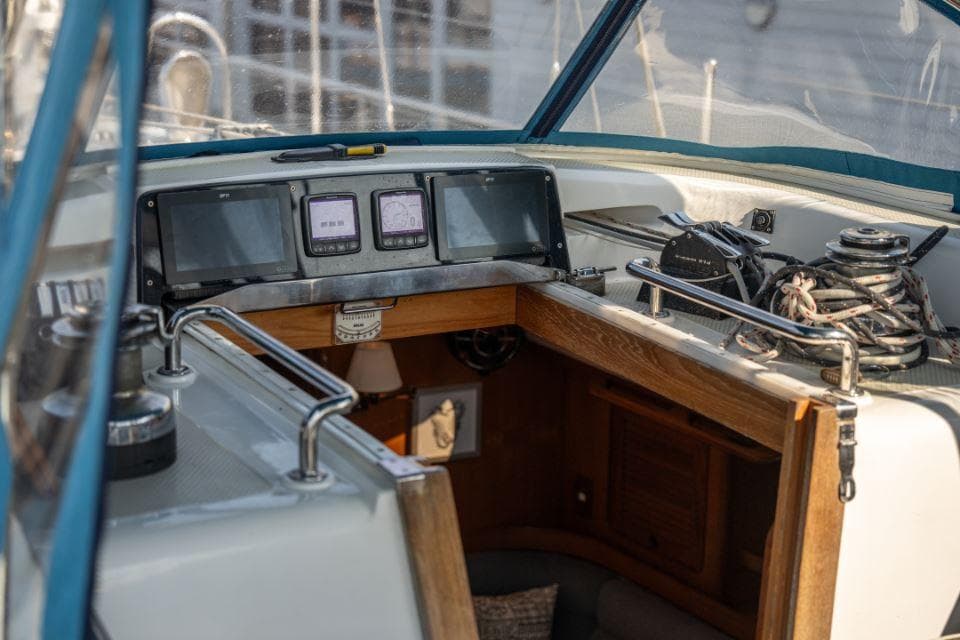 Cockpit of 2001 Hylas 54 Raised Saloon yacht with navigation instruments and controls.