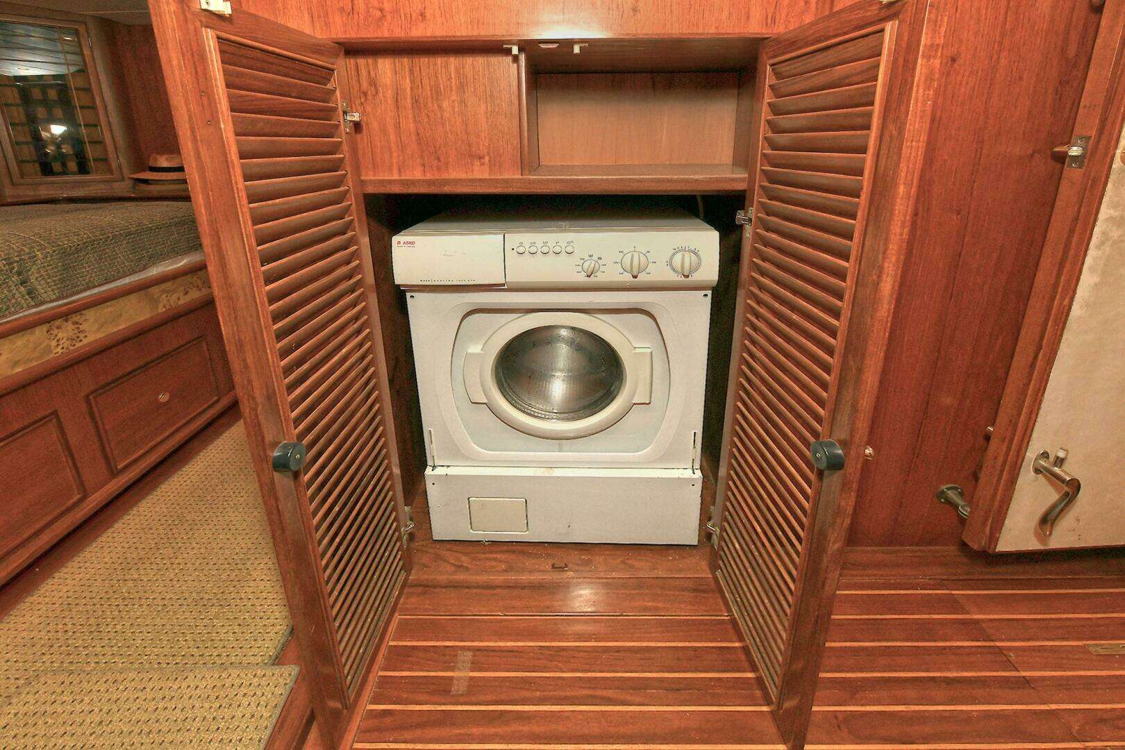 2002 Grand Alaskan Flushdeck - Image 45