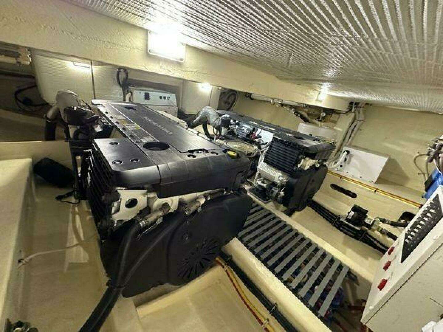 2016 Tiara Yachts 44 Coupe - Image 17