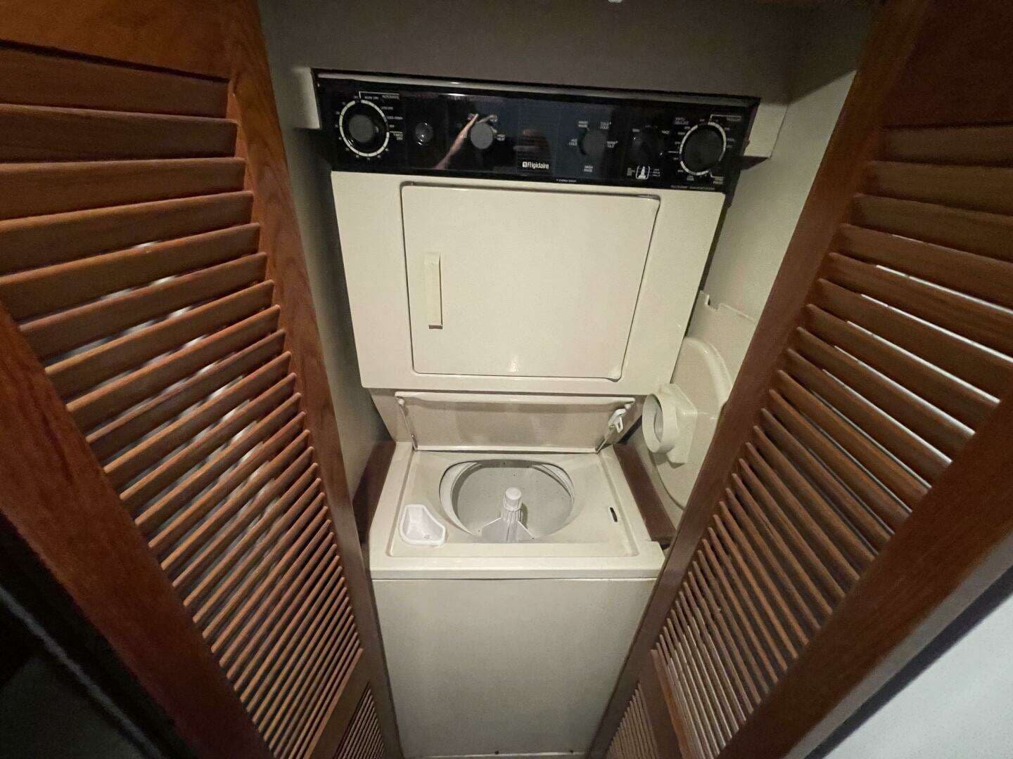 1993 Viking 50 Motor Yacht - Image 77